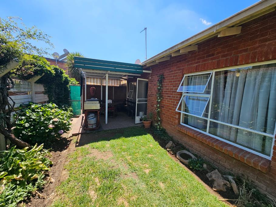 1 Bed Apartment, De Waterkant - Image 1