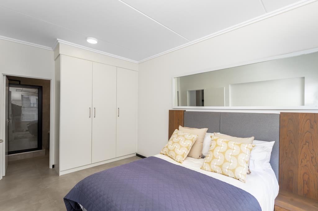 5 Bed House, Constantia Upper - Thumbnail 6