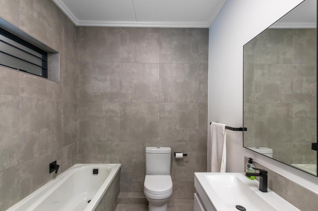 5 Bed House, Constantia Upper - Thumbnail 7