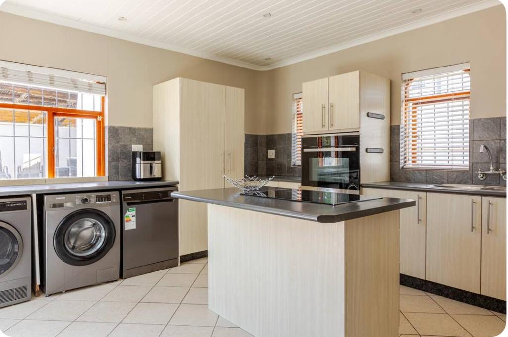 1 Bed Apartment, De Waterkant - Thumbnail 2