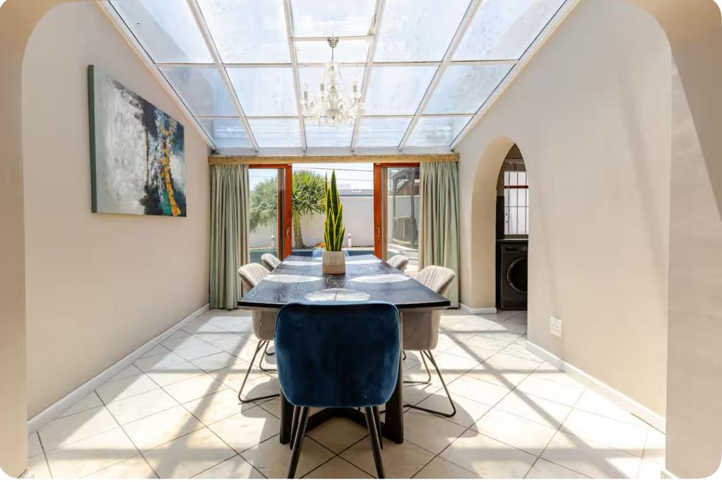 1 Bed Apartment, De Waterkant - Thumbnail 3