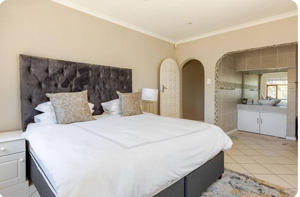 1 Bed Apartment, De Waterkant - Thumbnail 7
