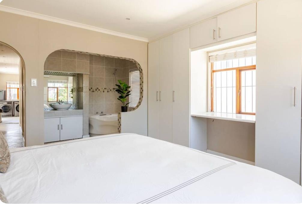 1 Bed Apartment, De Waterkant - Thumbnail 8
