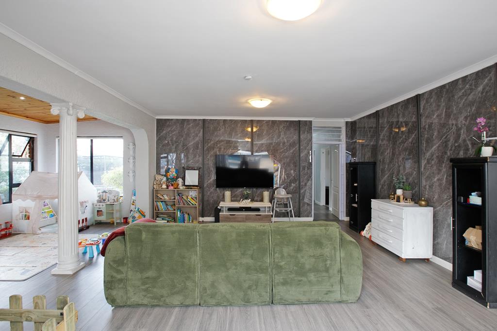 1 Bed Apartment, Gardens - Thumbnail 9