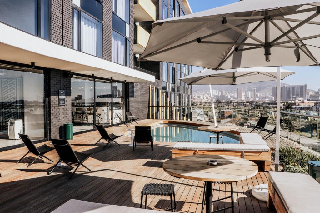 5 Bed House, Somerset West - Image 1