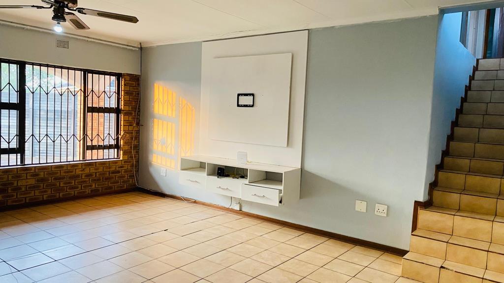 2 Bed Apartment, Mouille Point - Thumbnail 4