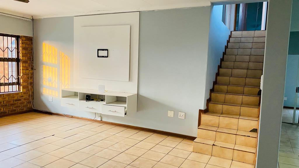 2 Bed Apartment, Mouille Point - Thumbnail 5