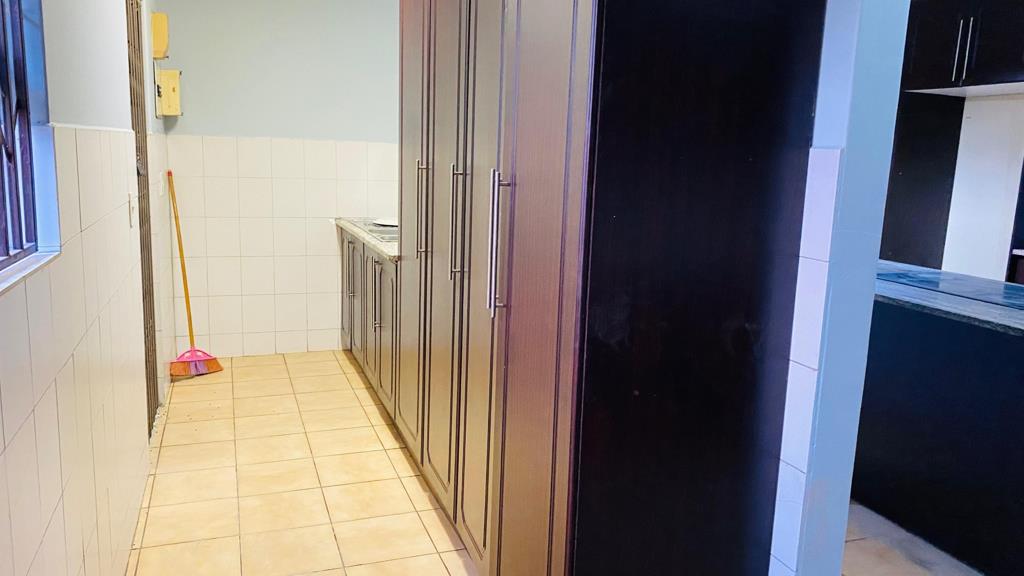 2 Bed Apartment, Mouille Point - Thumbnail 6