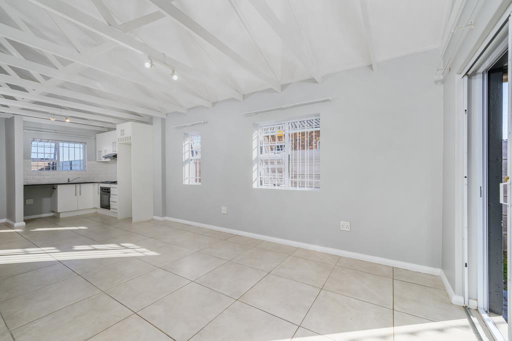 Room in Stellenbosch House - Thumbnail 2