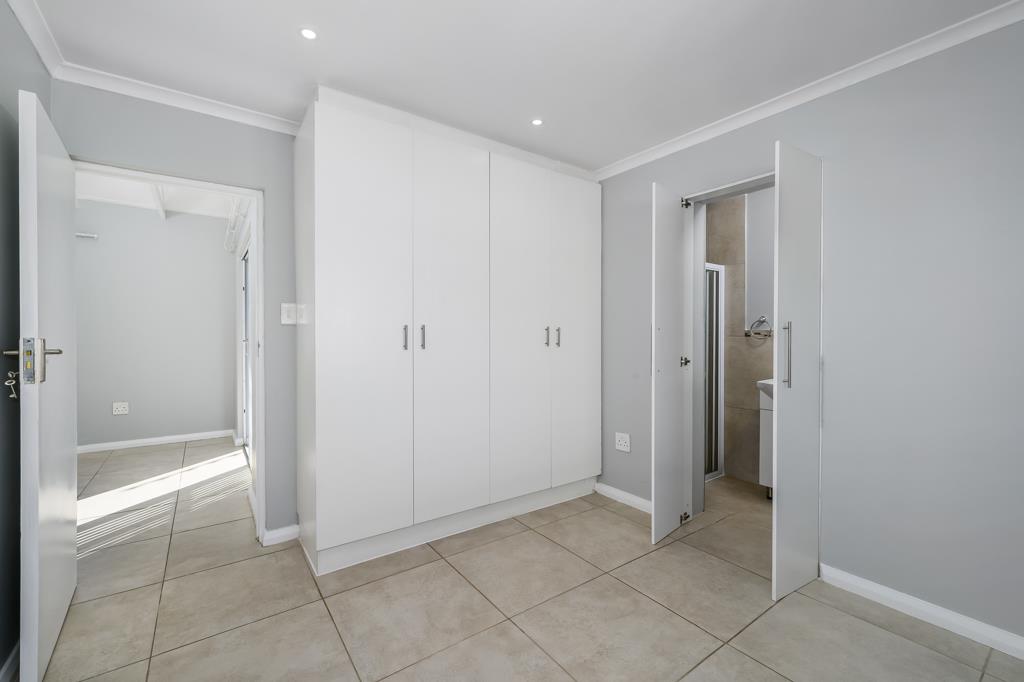Room in Stellenbosch House - Thumbnail 3