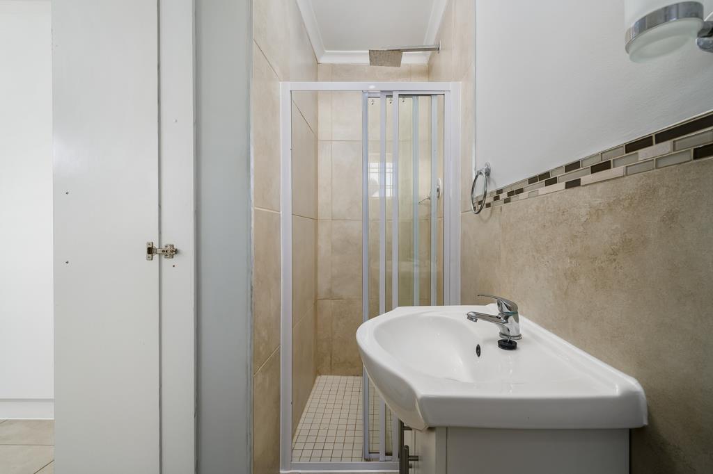 Room in Stellenbosch House - Thumbnail 4