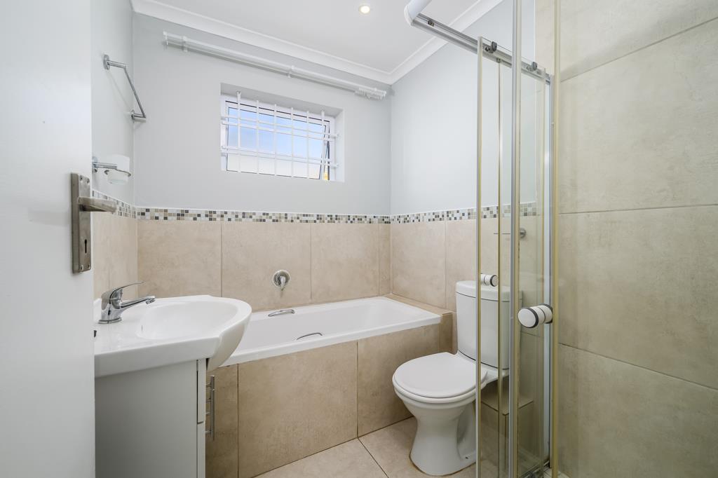 Room in Stellenbosch House - Thumbnail 5