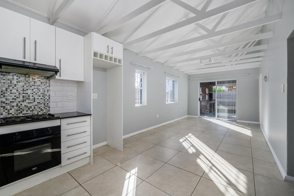 Room in Stellenbosch House - Thumbnail 7