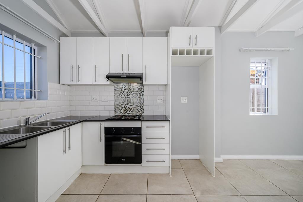 Room in Stellenbosch House - Thumbnail 8