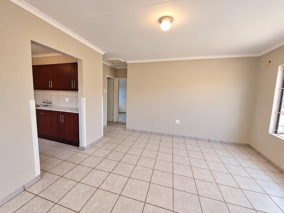 5 Bed House, Somerset West - Image 1