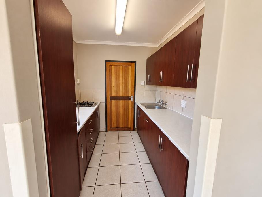 5 Bed House, Somerset West - Thumbnail 2