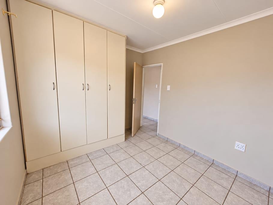 5 Bed House, Somerset West - Thumbnail 3
