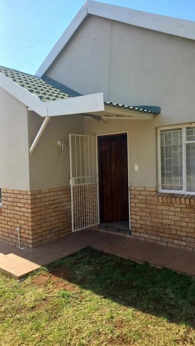 3 Bed Townhouse, Paarl - Image 1