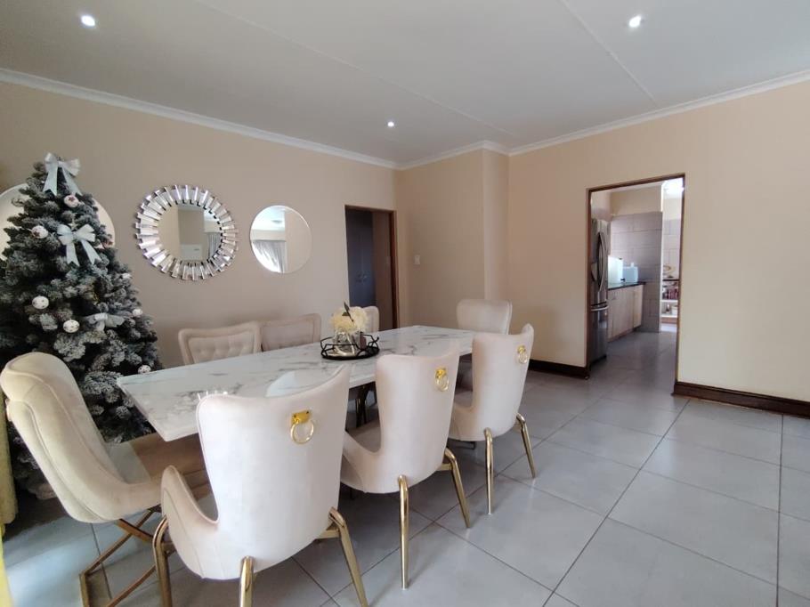5 Bed Villa, Franschhoek - Thumbnail 3