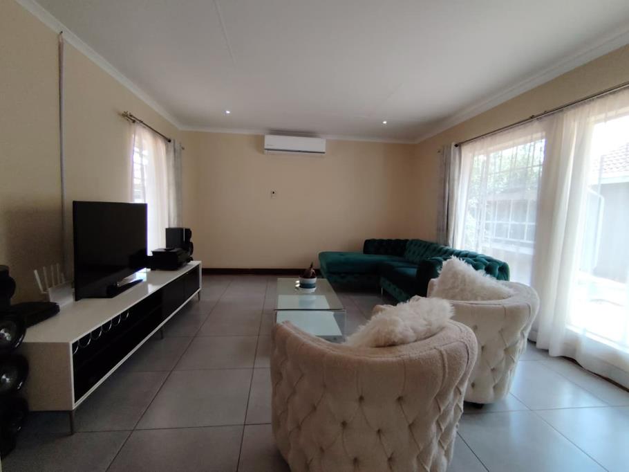 5 Bed Villa, Franschhoek - Thumbnail 5