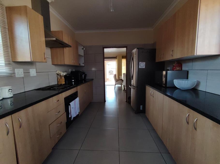 5 Bed Villa, Franschhoek - Thumbnail 8