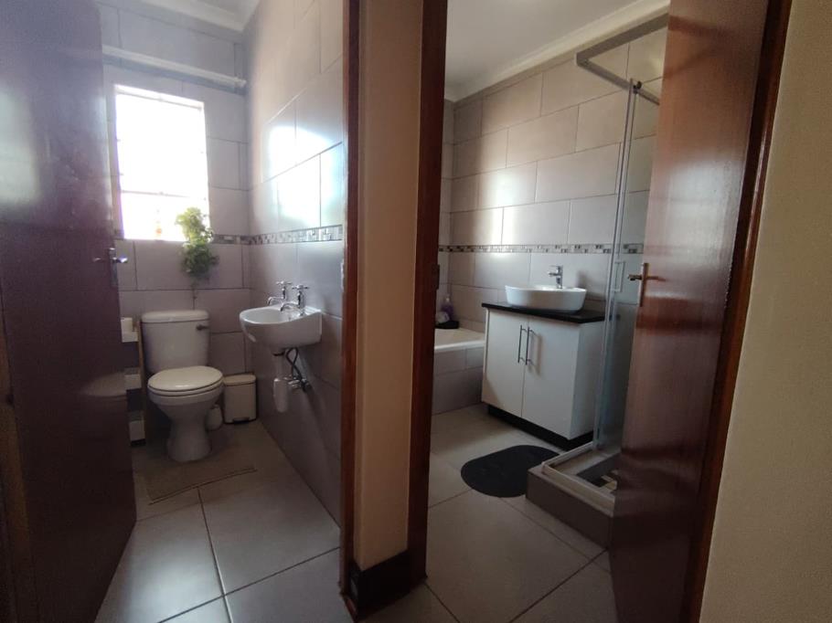 5 Bed Villa, Franschhoek - Thumbnail 9