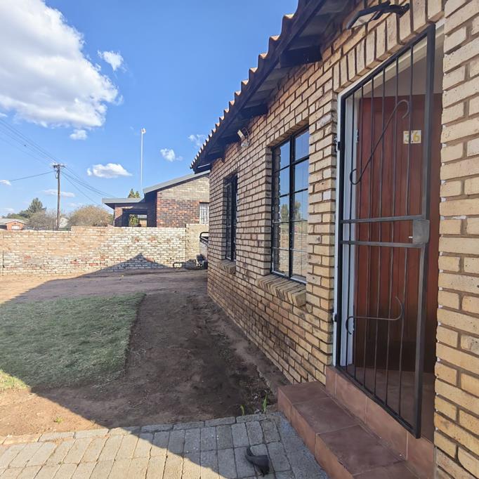 2 Bed Apartment, Bloubergstrand - Thumbnail 2