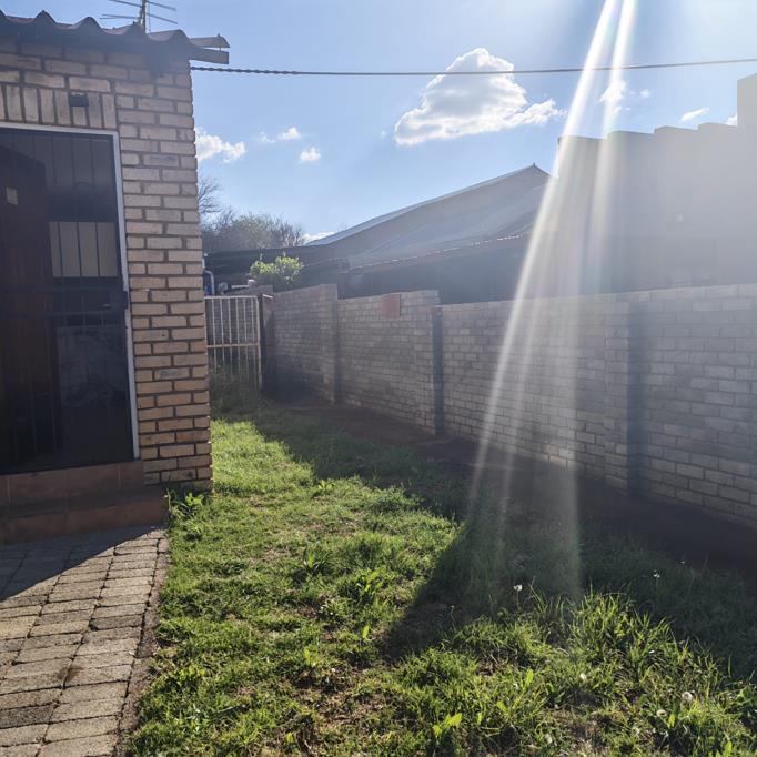 2 Bed Apartment, Bloubergstrand - Thumbnail 3