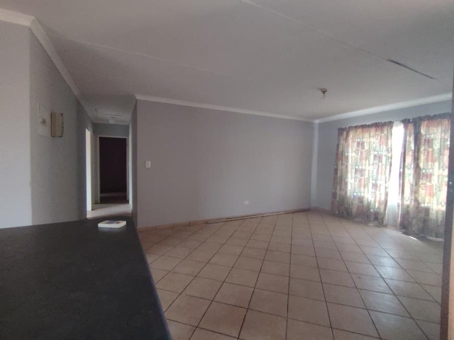 3 Bed Apartment, Table View - Thumbnail 5