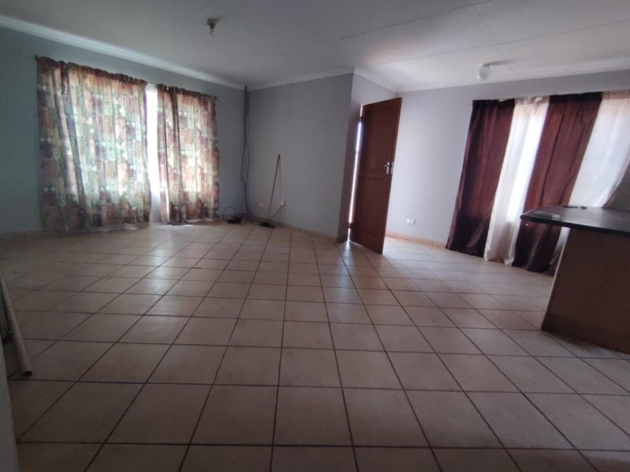 3 Bed Apartment, Table View - Thumbnail 6