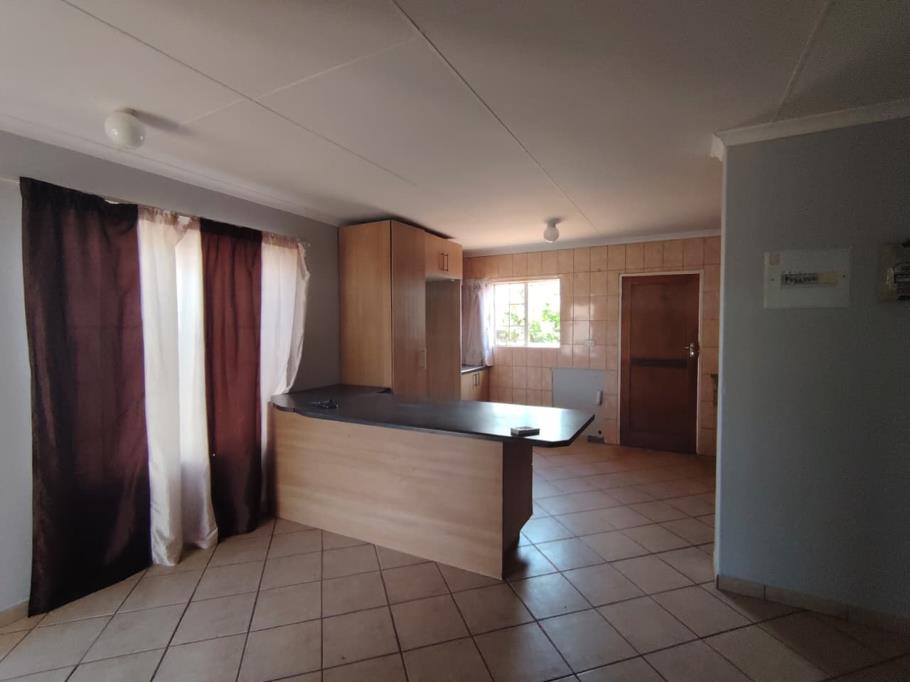 3 Bed Apartment, Table View - Thumbnail 7
