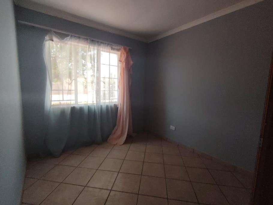 3 Bed Apartment, Table View - Thumbnail 8