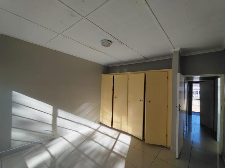 Bachelor in Rosebank - Thumbnail 4