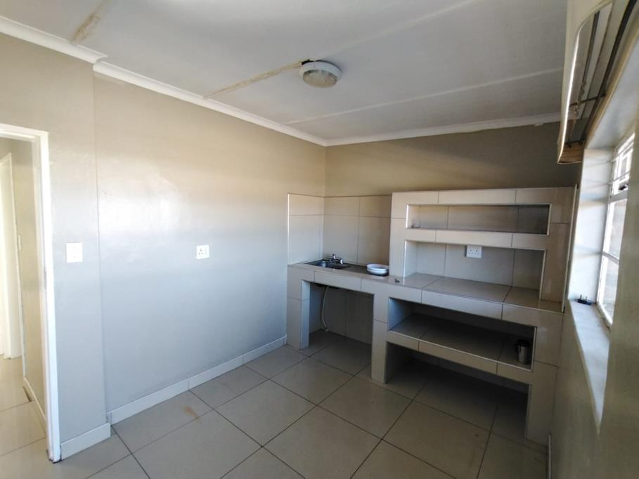 Bachelor in Rosebank - Thumbnail 5
