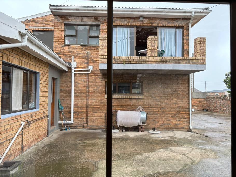 1 Bed Apartment, Woodstock - Image 1