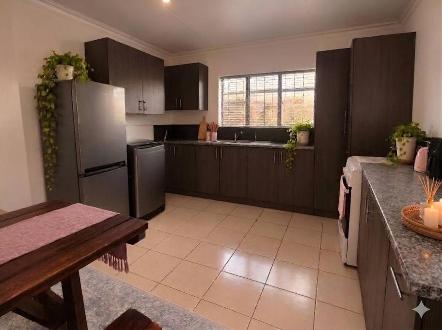 3 Bed House, Hout Bay - Thumbnail 2