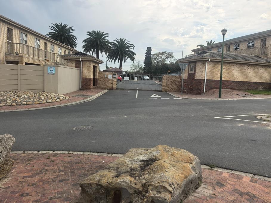 4 Bed House, Tokai - Thumbnail 5