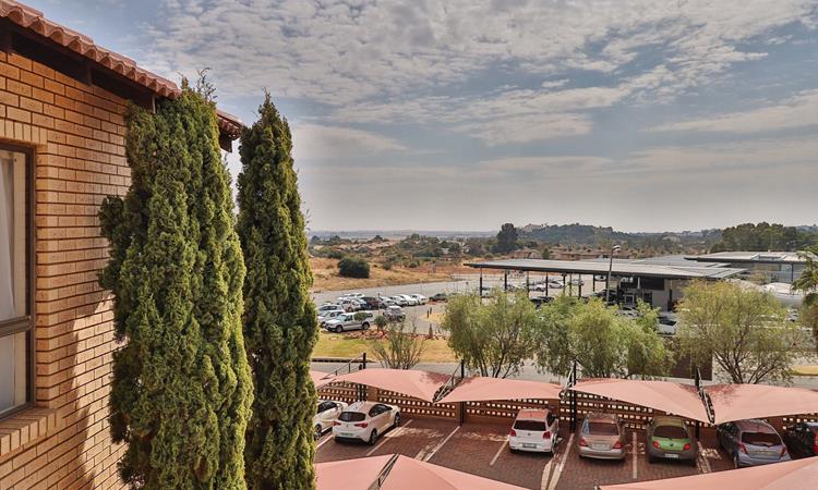 3 Bed House, Bergvliet - Thumbnail 3