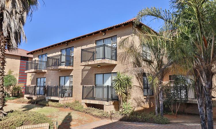 3 Bed House, Bergvliet - Thumbnail 4